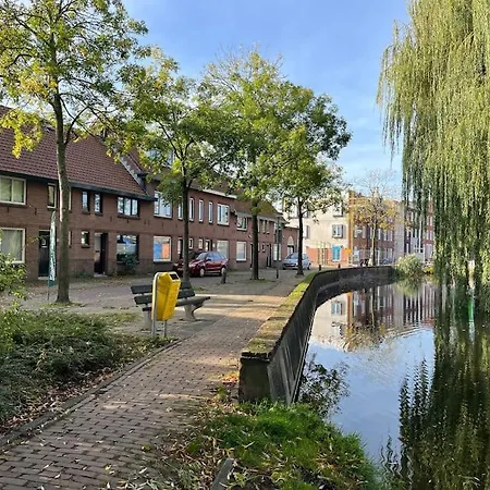 Bijzonder Stadshuis Met Diepe Moderne Tuin.