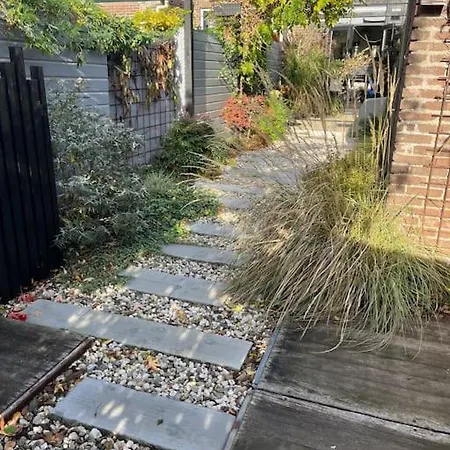 Bijzonder Stadshuis Met Diepe Moderne Tuin. Holiday home