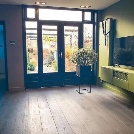 Bijzonder Stadshuis Met Diepe Moderne Tuin. 펜션 알펜안덴라인