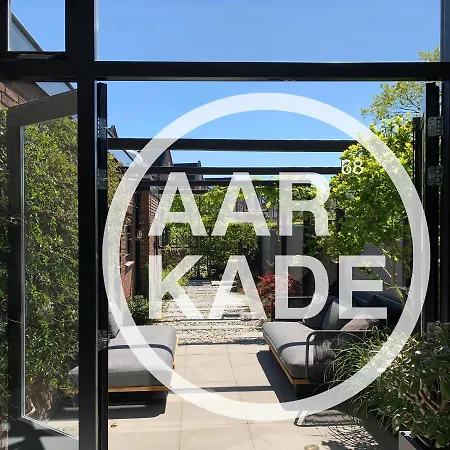 Bijzonder Stadshuis Met Diepe Moderne Tuin.