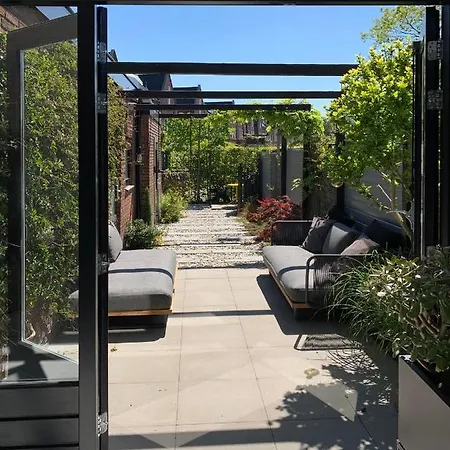 Bijzonder Stadshuis Met Diepe Moderne Tuin. * Alphen aan den Rijn