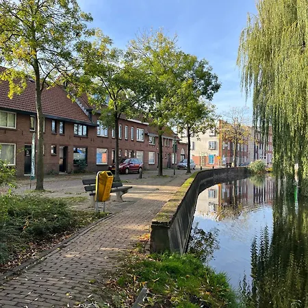 Bijzonder Stadshuis Met Diepe Moderne Tuin.
