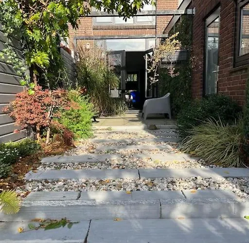 Bijzonder Stadshuis Met Diepe Moderne Tuin. * Alphen aan den Rijn
