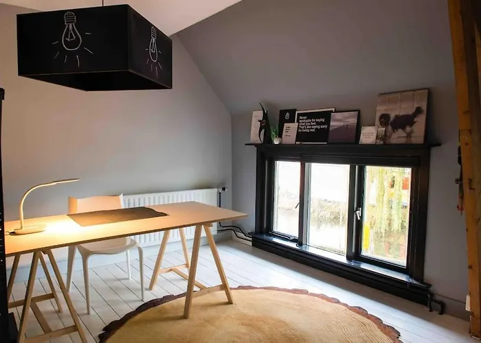 Tatil Evi Bijzonder Stadshuis Met Diepe Moderne Tuin.