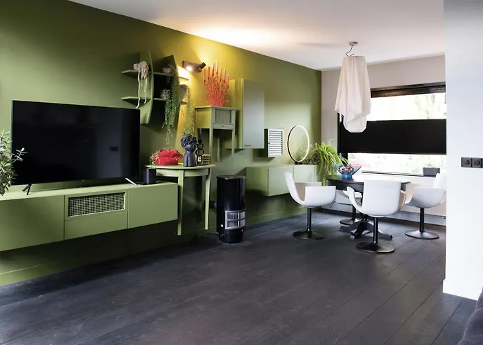 Bijzonder Stadshuis Met Diepe Moderne Tuin.