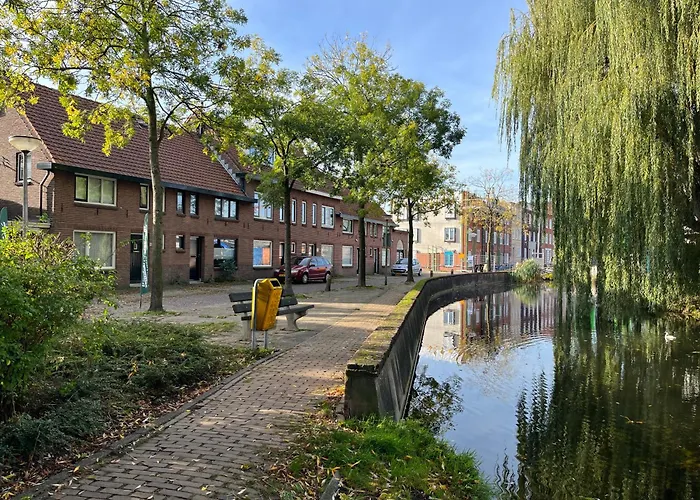 Bijzonder Stadshuis Met Diepe Moderne Tuin.