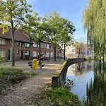 Bijzonder Stadshuis Met Diepe Moderne Tuin.
