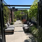 Bijzonder Stadshuis Met Diepe Moderne Tuin. Alphen-sur-le-Rhin