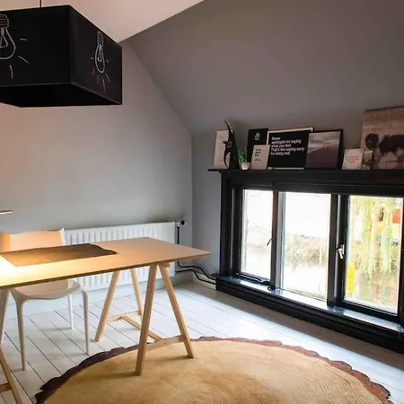 Tatil Evi Bijzonder Stadshuis Met Diepe Moderne Tuin.