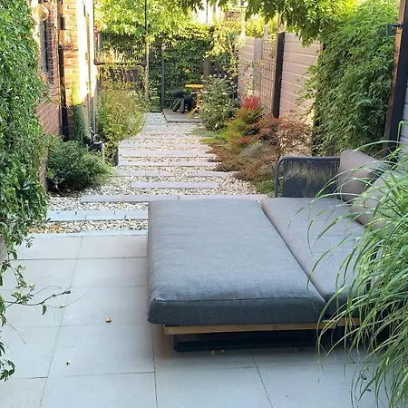 Bijzonder Stadshuis Met Diepe Moderne Tuin. *