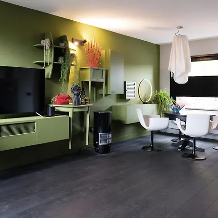 Bijzonder Stadshuis Met Diepe Moderne Tuin.