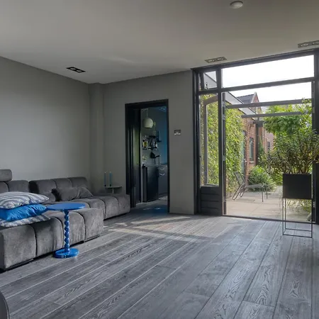 Bijzonder Stadshuis Met Diepe Moderne Tuin. Сasa de vacaciones *