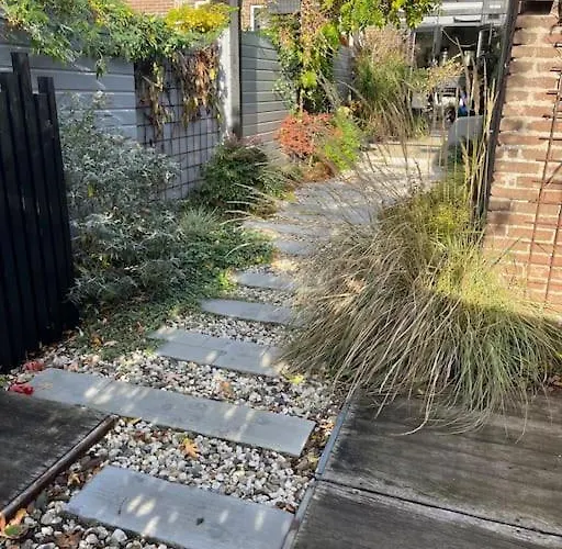 Bijzonder Stadshuis Met Diepe Moderne Tuin. Сasa de vacaciones