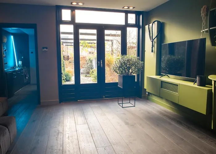 Bijzonder Stadshuis Met Diepe Moderne Tuin. Сasa de vacaciones Alphen aan den Rijn