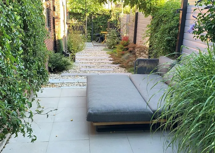 Bijzonder Stadshuis Met Diepe Moderne Tuin. *