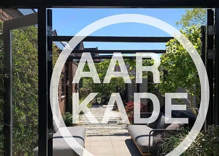 Bijzonder Stadshuis Met Diepe Moderne Tuin.