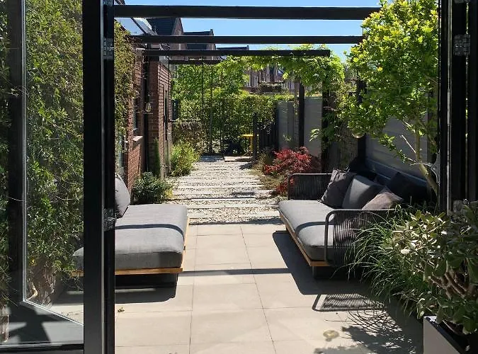 Bijzonder Stadshuis Met Diepe Moderne Tuin. * Alphen aan den Rijn