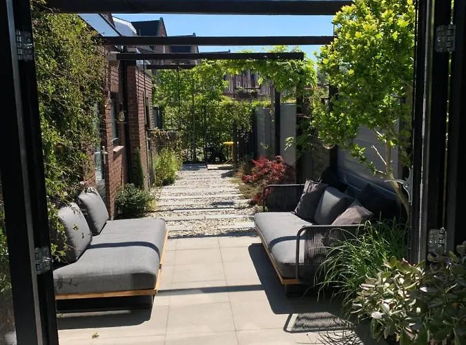 Bijzonder Stadshuis Met Diepe Moderne Tuin. Alphen aan den Rijn