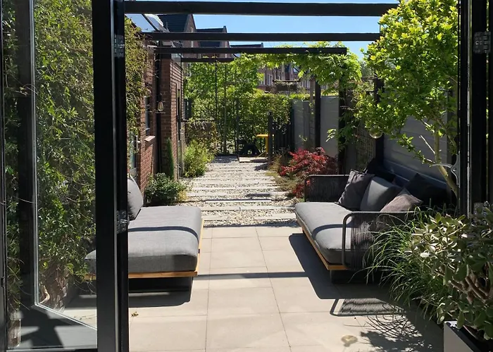 Bijzonder Stadshuis Met Diepe Moderne Tuin. Alphen aan den Rijn